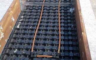 The drainage and water storage element Aquatec® AT 45 with dripperlines is used for growing vegetables in the plant beds. The Wicking Mat DV 40 rounds off this system for capillary irrigation. © Ecovegetal Aquatec® AT 45